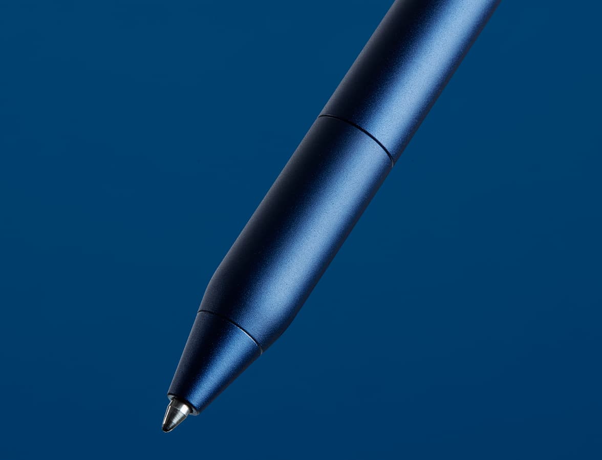 A close up image of the pen tip of a midnight blue MOO twist pen.