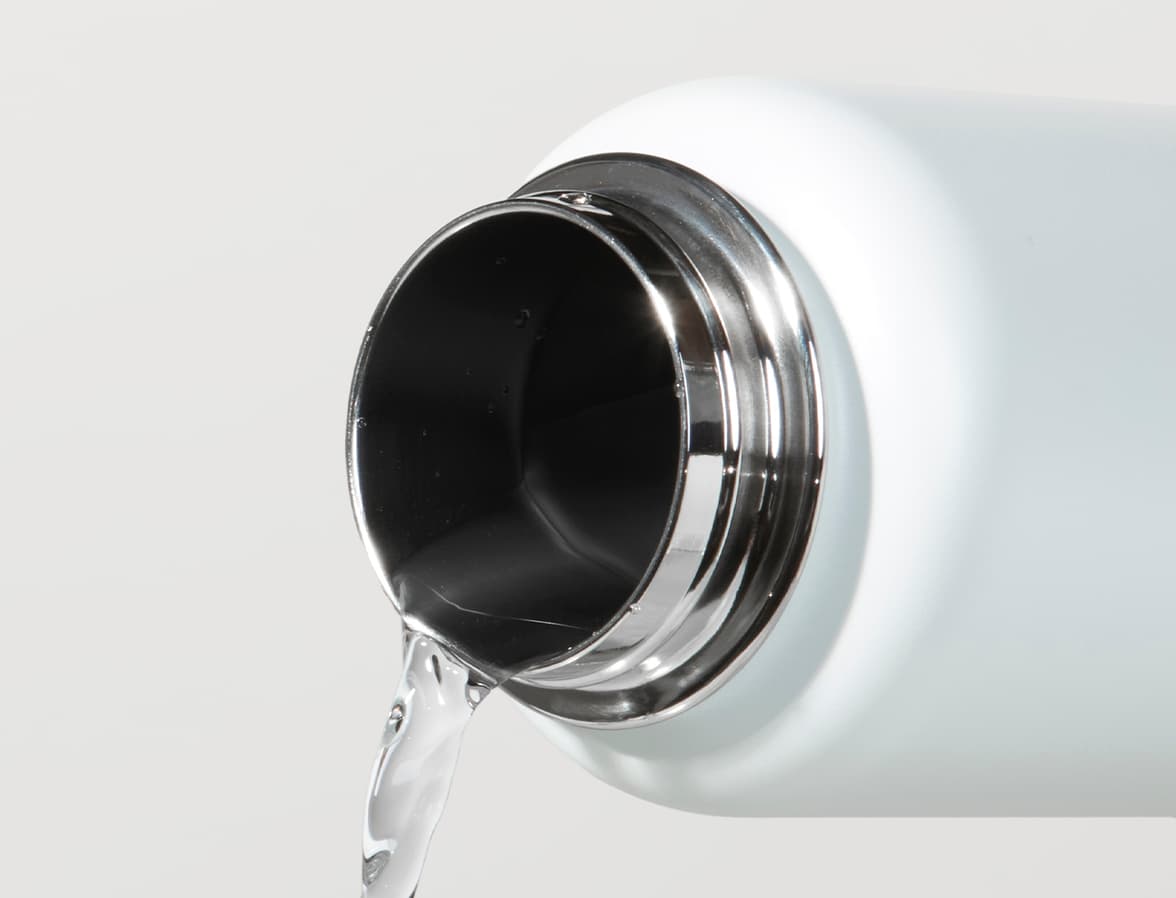 Close up of the Large Insulated Water Bottle in Cloudy Grey pouring water